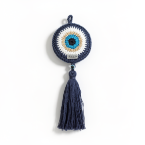 Γούρι πλακέ ματάκι με χρυσή λεπτομέρεια και φουντίτσα